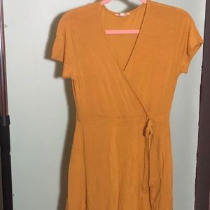 Short sleeve, yellow romper